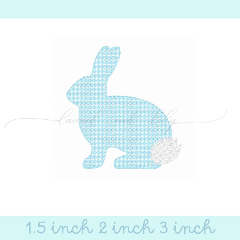 Op de afbeelding: Een lichtblauwe konijnenapplicatie met een witte, pluche staart. Het konijn is 1,5 inch, 2 inch en 3 inch groot.