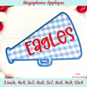 Peut inclure: Une applique en forme de mégaphone avec un motif vichy bleu clair et blanc et une bordure cousue bleu foncé. Le mot "Eagles" est brodé en rouge au centre. Le texte "Megaphone Applique" et les tailles 3 inch, 4x4, 5x5, 6x6, 5x7, 8x8, 9x9, 12x8 sont visibles.