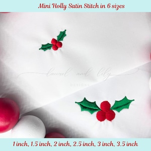 Puede incluir: Tela blanca con ramitas de acebo bordadas. Cada ramita presenta hojas verdes y bayas rojas. El texto en la parte superior dice "Mini Holly Satin Stitch in 6 sizes." Tamaños disponibles: 2.5, 3.8, 5.1, 6.4, 7.6, y 8.9 cm.
