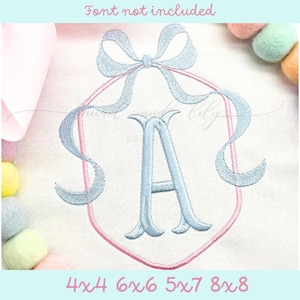 Könnte beinhalten: Ein hellblaues Monogramm mit einem Buchstaben "A" in einem rosa sechseckigen Rahmen mit einer hellblauen Schleife oben. Das Monogramm ist in vier Größen erhältlich: 4x4, 6x6, 5x7 und 8x8.