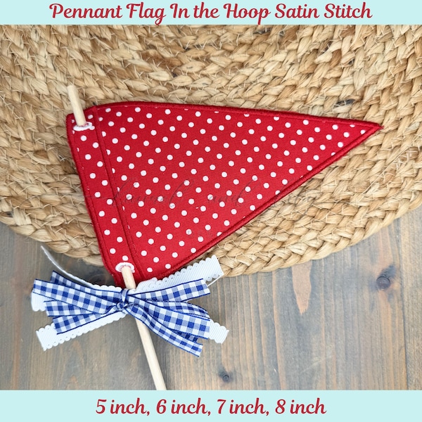 Può includere: Una bandierina rossa a pois bianchi con bordo a punto raso. La bandierina è fissata a un bastoncino di legno decorato con un nastro a quadretti blu e bianchi e una passamaneria a zig-zag bianca. Il testo recita: Pennant Flag In the Hoop Satin Stitch.