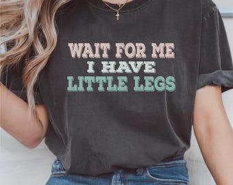 Espere por mim, tenho pernas curtas! PNG, piadas engraçadas sobre pernas curtas, presente com frase de humor, camiseta divertida e moderna, PNG, download digital, design para camiseta