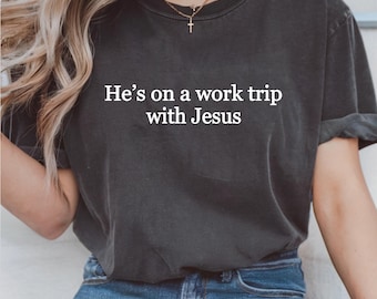 Il est en voyage de travail avec Jésus chrétien Png, citation chrétienne, foi en vers de la Bible de Jésus, basé sur la foi, fichier numérique, conception pour chemise