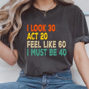 Wyglądam na 30 lat, a w akcie 20 czuję się jak 60, muszę mieć 40, zabawna koszulka urodzinowa, sarkastyczny cytat z lat 80. i 90., PNG, pobieranie cyfrowe, projekt koszulki