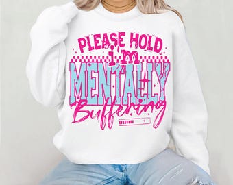 Por favor, aguanta, estoy mentalmente amortiguado PNG, Salud mental divertida PNG, Camiseta de ansiedad sarcástica, Diseño de tendencia vanguardista PNG Descarga digital sarcástica