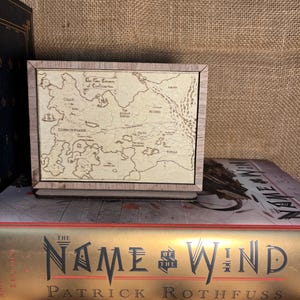 Gegraveerde naam van de wind Four Corners of Civilization kaart plankdrager - houten boekenplank display decor