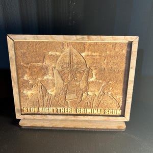 Meme de "Alto ahí" grabado de "Escoria criminal" de Elder Scrolls Oblivion, para estantería - Decoración de estantería de madera