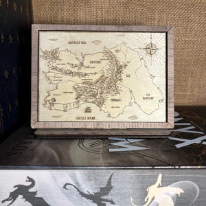 Gravierte Vierte Flügel Karte Shelf Sitter - Bücherregal Display Dekor aus Holz