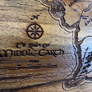Mapa da Terra Média gravado – Arte de parede do Senhor dos Anéis em madeira | Decoração de fantasia | Presente Hobbit e Tolkien | Decoração rústica nerd para casa
