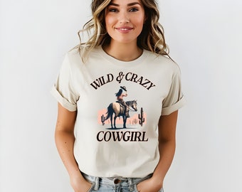 Dzika i szalona kowbojka, klimat rodeo, życie w stylu western, koszula w stylu country, zabawa, modna damska koszulka z grafiką, impreza kowbojka, wieczór panieński