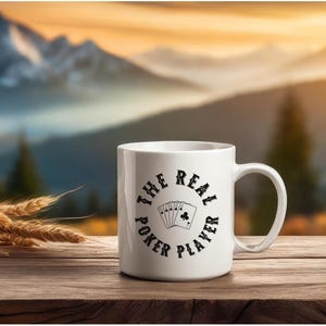 Caneca de pôquer: presente para jogadores, xícara de cerâmica preta para noite de pôquer, caneca engraçada para jogos de azar, clima de jogo de cartas, design que você deve dobrar