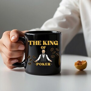pokerkoning, gamevibe, gokmok, gokvader, cadeau pokerspeler, mok casinokaarten, casinobeker, cadeau voor hem, beker gokker