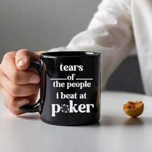 Kubek z napisem „Poker tears”, idealny prezent, Casino VIBE, wieczór pokerowy, wieczór gier, kubek do gry, hazardzista, prezent do kasyna,