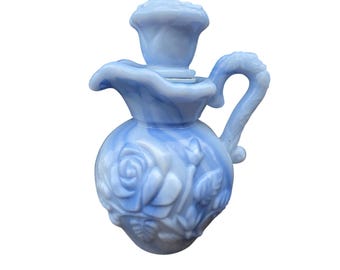 Jarra de aceite/cremera de vidrio opalino azul de Avon, estilo vintage de los años 70, color azul mayo, color azul. VACÍA.