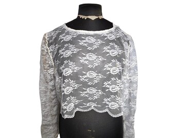 Top corto transparente de manga larga con encaje blanco estilo vintage.
