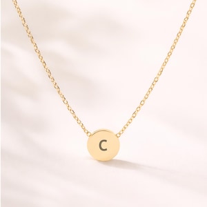 Colar com inicial C, presente personalizado, joia minimalista, colar feminino, pingente de moeda em formato de mini disco.