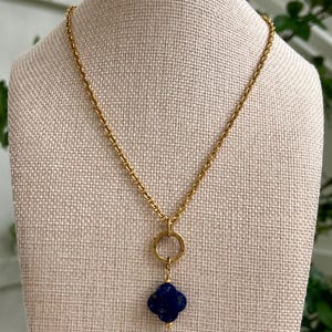 Chaîne forçat classique en or avec pendentif trèfle en lapis et collier créole de longueur réglable, collier superposé bleu et or