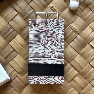 100% katoen aquarelstaal schetsboek #13. 4 x 2 inch, 140 lb., ruw, elastische sluiting. Harde kaft. Zuurvrij, archiefmateriaal.