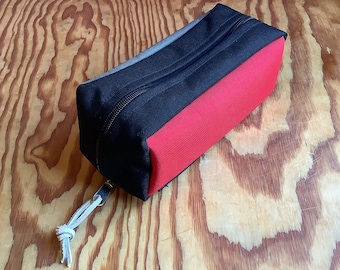 Kunstvoorraadtas met ritssluiting. Rechthoekige etui. Utility-koffer. Heavy Duty, 1000D Cordura, waterdichte stof. Kant en klaar rood en grijs.