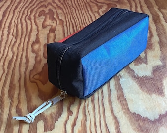 Kunstvoorraadtas met ritssluiting. Rechthoekige etui. Utility-koffer. Zware, 1000D Cordura, waterdichte stof. Kant en klaar blauw en oranje.