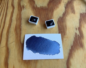 ソーダライトの手作り水彩絵具。ハーフパン。美術や形而上学的な実践の