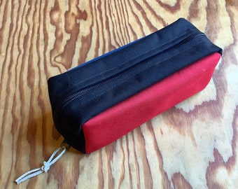 Kunstvoorraadtas met ritssluiting. Rechthoekige etui. Utility-koffer. Zware, 1000D Cordura, waterdichte stof. Kant en klaar rood en blauw.