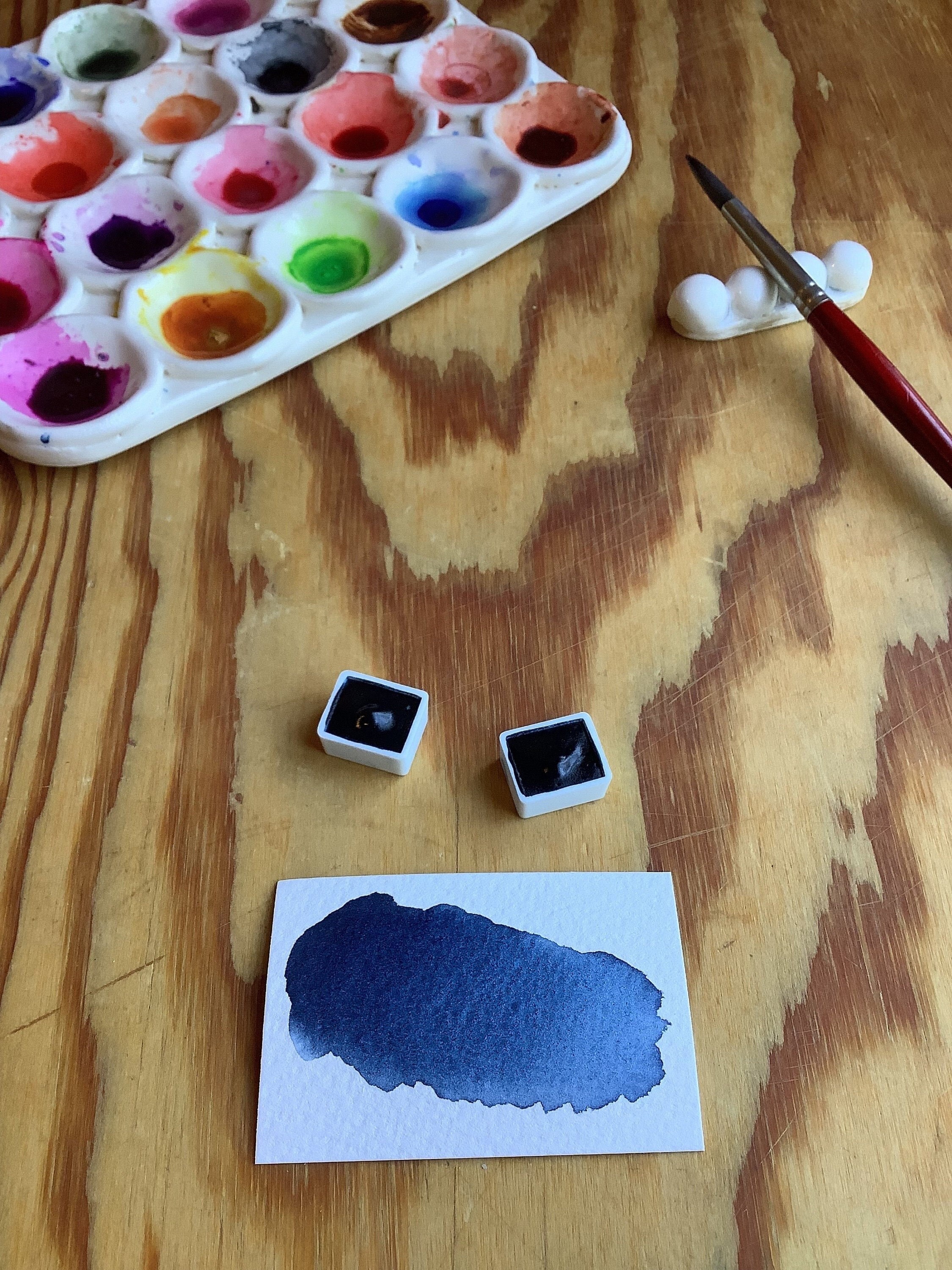 ソーダライトの手作り水彩絵具。ハーフパン。美術や形而上学的な実践の