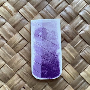 Pu&ograve; includere: Una carta campione di inchiostro viola con un motivo diagonale. L'inchiostro &egrave; di colore viola intenso e ha una leggera lucentezza.