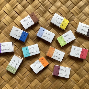 Juego de 13 esmaltes cerámicos bajo cubierta. Cono 06-10. Sin cadmio ni plomo. Pastillas grandes de esmalte seco bajo cubierta para efecto acuarela. Cerra Chroma.