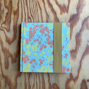 Bloemen gemengde techniek schetsboek. 6 x 6 vierkant, 100 lb. gemengde techniek Boek/dagboek: elastisch en hardcover. Zuurvrij, archiefmateriaal