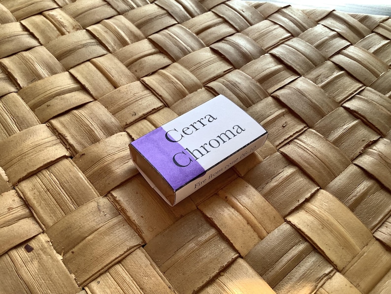 Pu&ograve; includere: Una piccola scatola rettangolare con un'etichetta viola e bianca. L'etichetta riporta "Cerra Chroma" e "Fine iron gall ink".