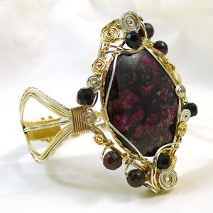 Eudialyte and Garnet Sterling Silver and 14k Gold Bangle imagem 5