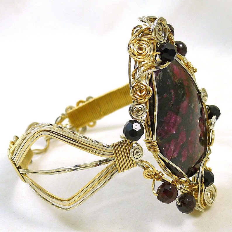 Eudialyte and Garnet Sterling Silver and 14k Gold Bangle imagem 4