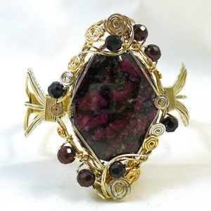 Eudialyte and Garnet Sterling Silver and 14k Gold Bangle imagem 3