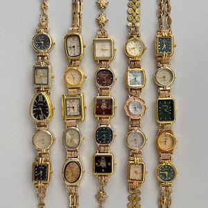 Può includere: Una collezione di orologi da polso vintage color oro con varie forme di quadrante, tra cui quadrati, ovali e rettangolari. I quadranti mostrano numeri romani e altri indicatori. I cinturini degli orologi sono anch'essi color oro e presentano diversi design a catena.