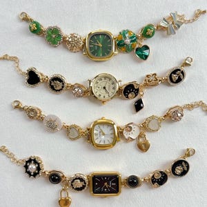 Pulsera de reloj estilo retro dorado con dijes decorativos, esfera romana, joya de muñeca hecha a mano, regalo de joyería atemporal para mujer, idea de regalo de lujo.