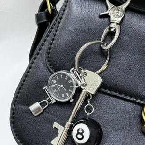 Llavero con reloj, colgante para bolso, colección de llaveros plateados, coleccionables vintage, accesorio para bolso Y2K, dije de moda, llavero con dije para regalo de hombres y mujeres.