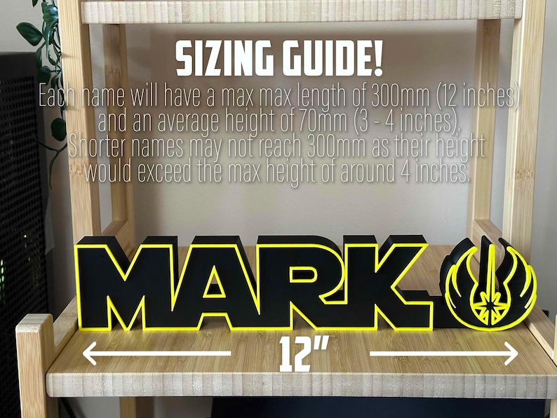 Peut inclure: Une plaque de nom personnalis&eacute;e noire et jaune avec le nom "MARK" et un symbole de l'Alliance rebelle de Star Wars. La plaque mesure 30 cm de long.