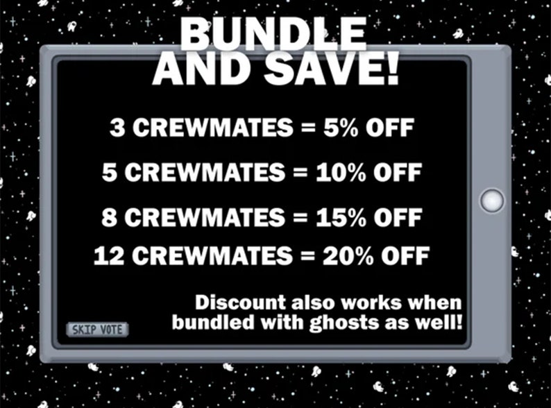 Może przedstawiać: Czarno-biały wyświetlacz cyfrowy z tekstem "BUNDLE AND SAVE!" i listą zniżek na zakup wielu członk&oacute;w załogi. Zniżki wynoszą 5% dla 3 członk&oacute;w załogi, 10% dla 5 członk&oacute;w załogi, 15% dla 8 członk&oacute;w załogi i 20% dla 12 członk&oacute;w załogi. Tekst "Discount also works when bundled with ghosts as well!" jest wyświetlany pod listą zniżek.