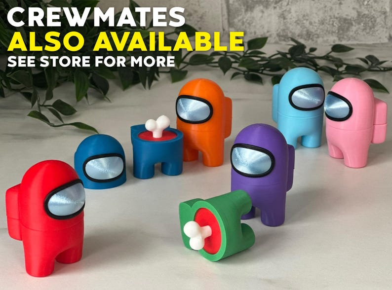 Puede incluir: Un conjunto de figuras de personajes de Among Us de colores, que incluyen rojo, azul, naranja, morado, rosa y verde. Las figuras est&aacute;n hechas de pl&aacute;stico y tienen un aspecto de impresi&oacute;n 3D. El texto "CREWMATES ALSO AVAILABLE SEE STORE FOR MORE" es visible en la imagen.