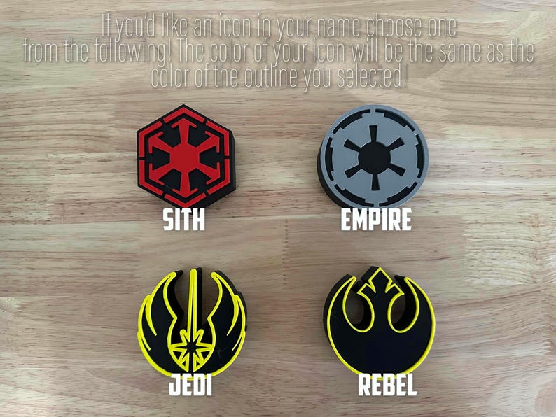 Peut inclure: Quatre logos Star Wars diff&eacute;rents, chacun avec un sch&eacute;ma de couleurs diff&eacute;rent. Les logos sont pour les factions Sith, Empire, Jedi et Rebel. Les logos sont imprim&eacute;s sur une surface en bois.