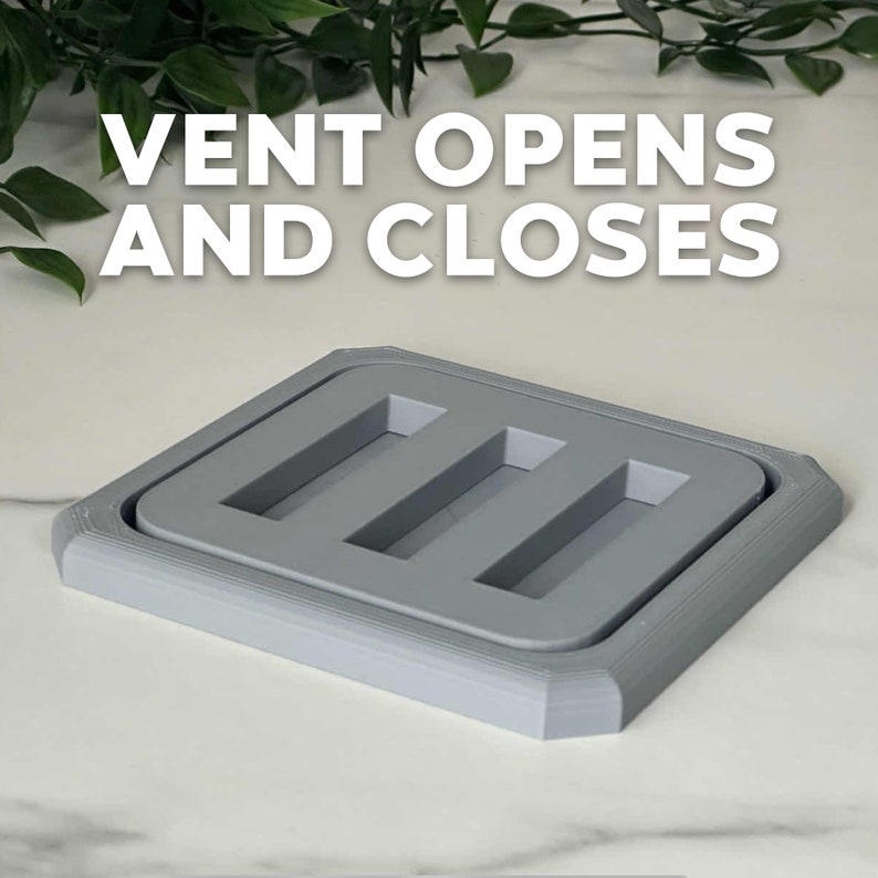 Puede incluir: Una rejilla de ventilaci&oacute;n de pl&aacute;stico gris con tres aberturas rectangulares. La rejilla de ventilaci&oacute;n est&aacute; dise&ntilde;ada para abrirse y cerrarse, como indica el texto "VENT OPENS AND CLOSES".