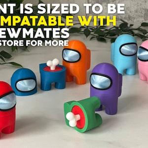 Puede incluir: Un conjunto de figuras de personajes de Among Us de colores, que incluyen rojo, naranja, azul, morado, rosa y verde. Las figuras est&aacute;n dise&ntilde;adas para encajar en las rejillas de ventilaci&oacute;n, como indica el texto "VENT IS SIZED TO BE COMPATABLE WITH CREWMATES" y "SEE STORE FOR MORE".