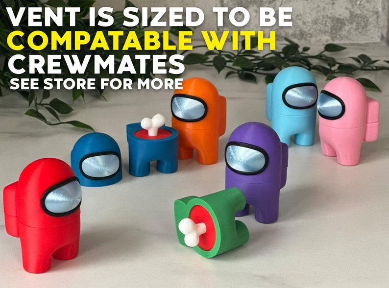 Puede incluir: Un conjunto de figuras de personajes de Among Us de colores, que incluyen rojo, naranja, azul, morado, rosa y verde. Las figuras est&aacute;n dise&ntilde;adas para encajar en las rejillas de ventilaci&oacute;n, como indica el texto "VENT IS SIZED TO BE COMPATABLE WITH CREWMATES" y "SEE STORE FOR MORE".
