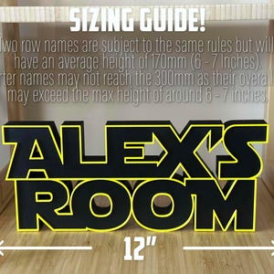Peut inclure: Une enseigne en bois noire et jaune avec l'inscription "ALEX'S ROOM" et une mesure de 12 pouces.