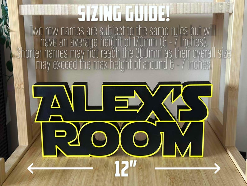 Peut inclure: Une enseigne en bois noire et jaune avec l'inscription "ALEX'S ROOM" et une mesure de 12 pouces.
