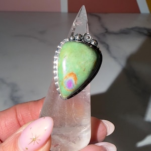 Anello grande a goccia con rubino e fuchsite • Montatura floreale in argento sterling • Gioiello boho di tendenza (Taglia 6.75)