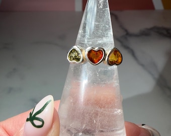 Anello in argento sterling con cuore in ambra e pietre multicolori • Rosso, giallo, verde • Gioielli boho baltici, taglia 6.75