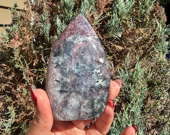 Tallado de cristal de llama en iolita y piedra solar • Piedra llamativa de forma libre • Escultura de gemas naturales • Decoración con cristales curativos