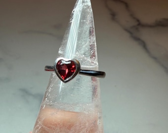 Anello a forma di cuore con granato sfaccettato • Delicato gioiello boho in argento sterling (taglia 6.25)